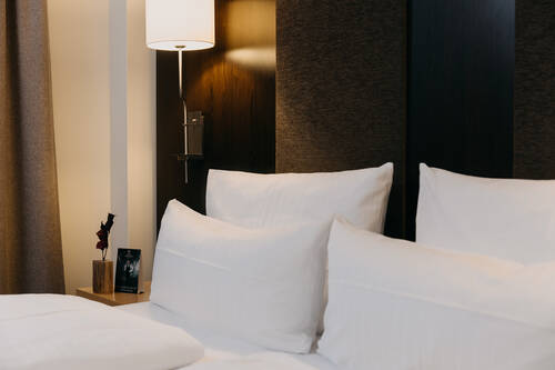 Detailaufnahme der Kissen im Bett.
