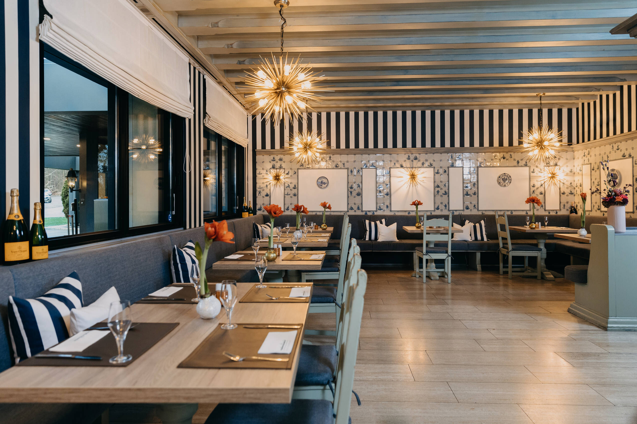Bauernstube im Restaurant maximilian's im Hotel Forsthaus Fürth mit eingedeckten Tischen.