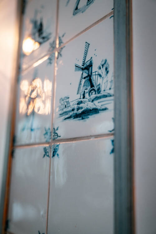 Detailaufnahme Fliesen mit Windmühlen im maximilian's.