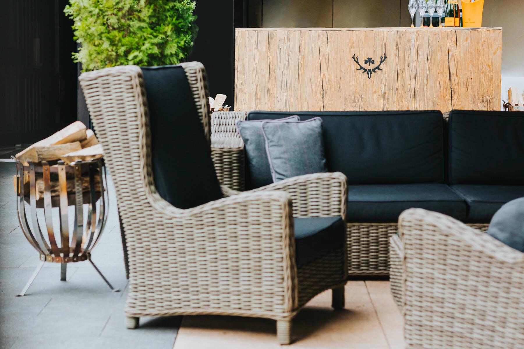 Sitzgelegenheiten auf der Terrasse des Restaurants maximilian's