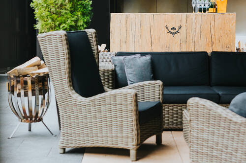 Sitzgelegenheiten auf der Terrasse des Restaurants maximilian's