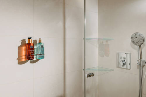 Rituals Shampoo und Duschgel in der Dusche.