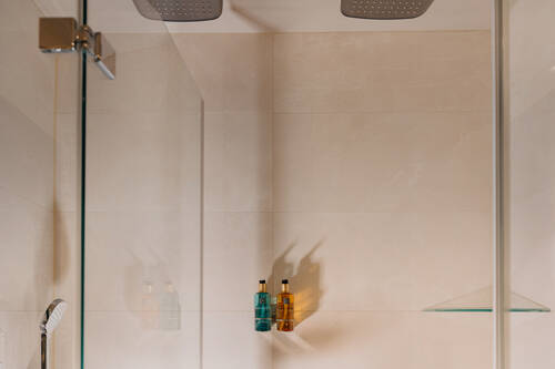 Rituals Shampoo und Duschgel in der Dusche.