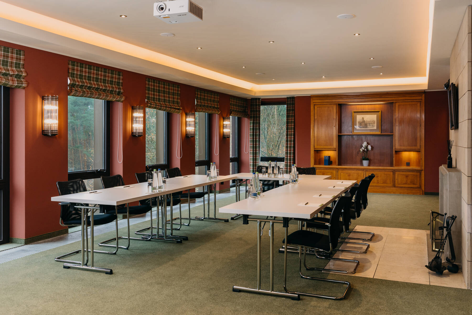 Bibliothek von Max Grundig mit Bestuhlung in U-Form für eine Tagung.