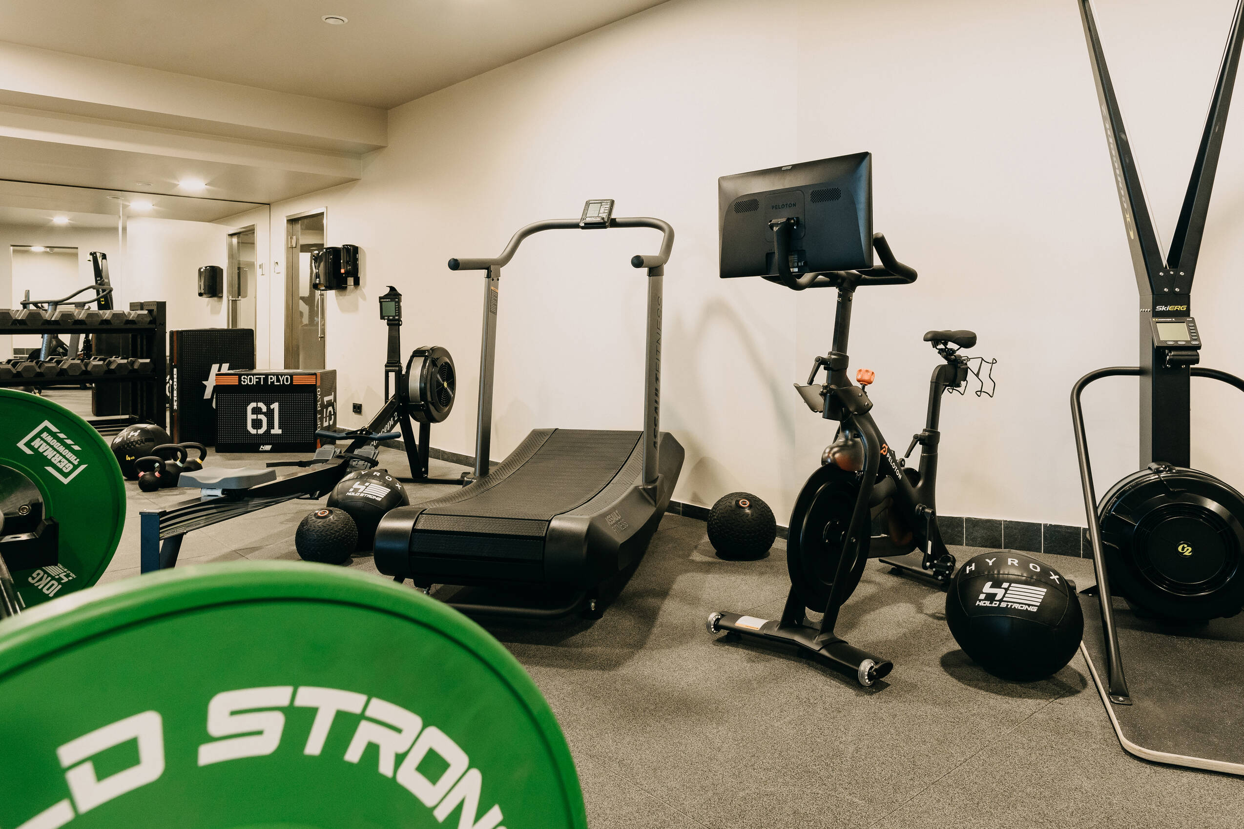 Verschiedene Sportgeräte im Forst Fit & Spa.