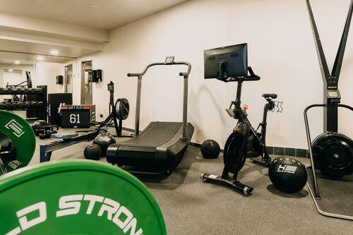 Verschiedene Sportgeräte im Forst Fit & Spa.