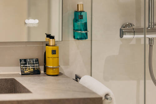 Detailaufnahme Badezimmer mit Rituals Lotion und Seife.