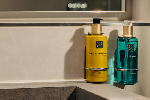 Seife und Bodylotion von Rituals im Badezimmer.