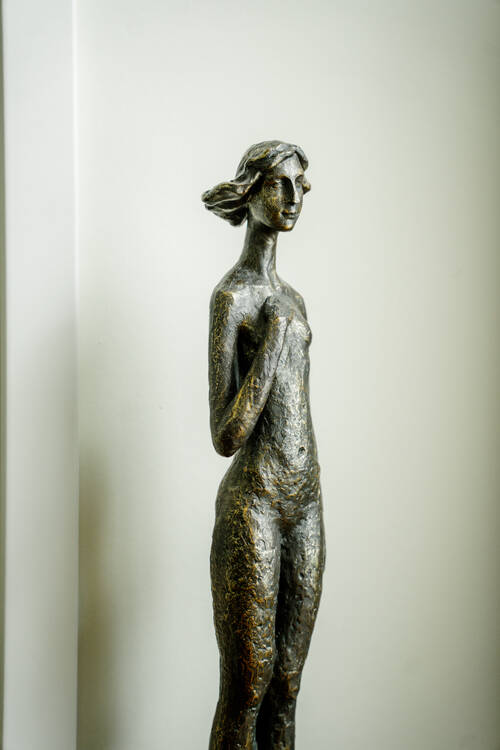 Skulptur einer Frau.