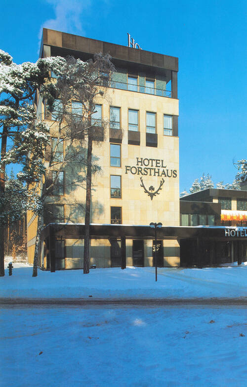 Ältere Front Ansicht des Hotels mit Schnee, wahrscheinlich 1980er.