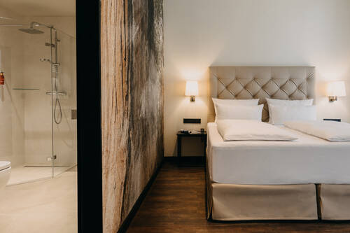 Blick auf das Bett und Badezimmer der Junior Suite.
