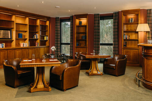 Sessel und Tische in der Bibliothek.