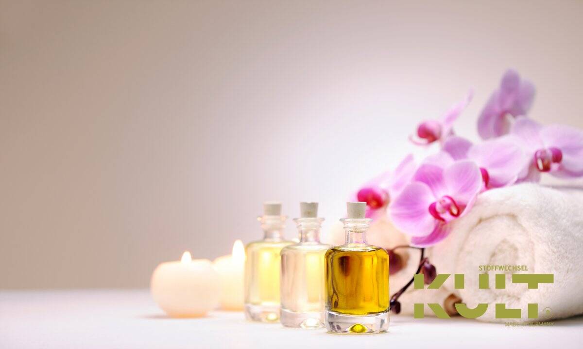 Aufnahme eines Handtuchs, von Ölen, Orchideen und Kerzen.