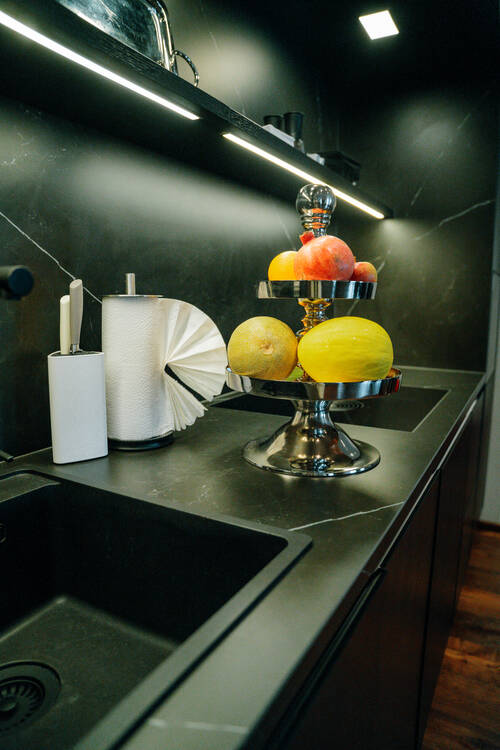 Etagere mit Obst in der Küche der Suite.