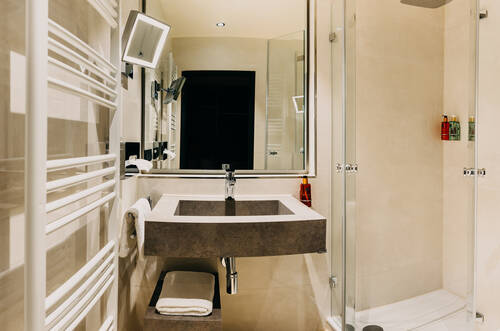Badezimmer mit Waschbecken und Dusche.