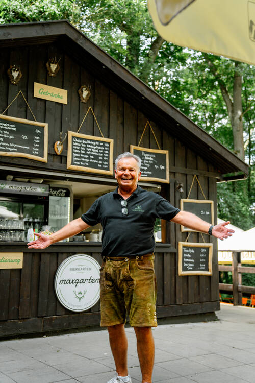 Barchef Fernando im Biergarten vor der Verkaufsbude.