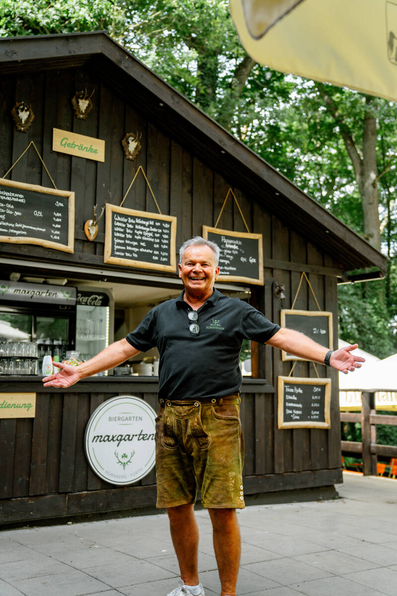 Barchef Fernando im Biergarten vor der Verkaufsbude.