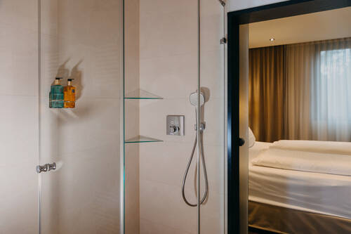 Detailaufnahme Dusche im Bad der Junior Suite.
